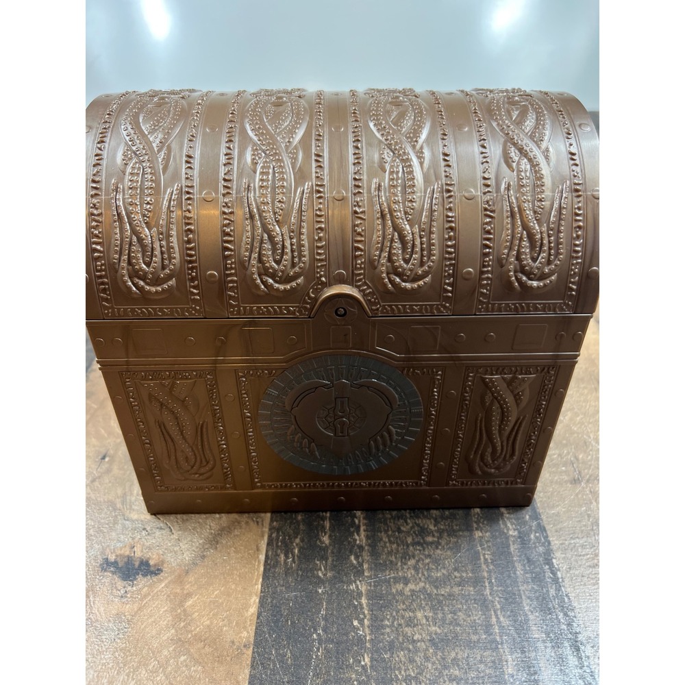 Disney Pirates of the Caribbean Dead Mans Chest Toy Treasure Box‎ Zizzle 2006